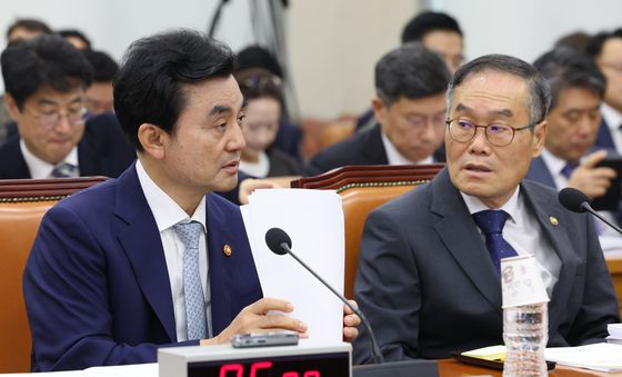 방위사업청장과 대화 나누는 안규백 장관
