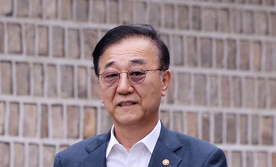 회동 장소로 향하는 김윤덕 장관