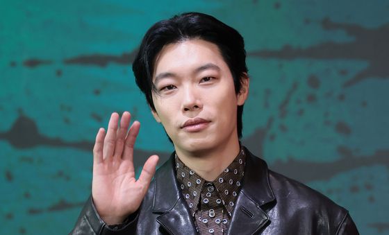 류준열, 인생을 송두리째 빼앗긴 소설가