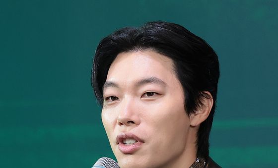 '들쥐' 류준열, 1인2역 도전