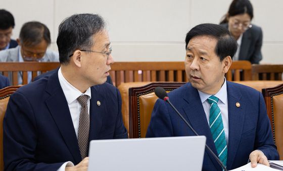 대화 나누는 구윤철 부총리와 이형일 1차관