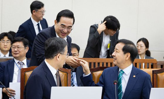 재정경제부 장·차관과 인사 나누는 박홍근 기획예산처 장관