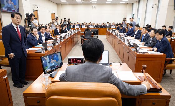 조승래 재경위원장, 국민의힘 항의 속 결산심사 진행