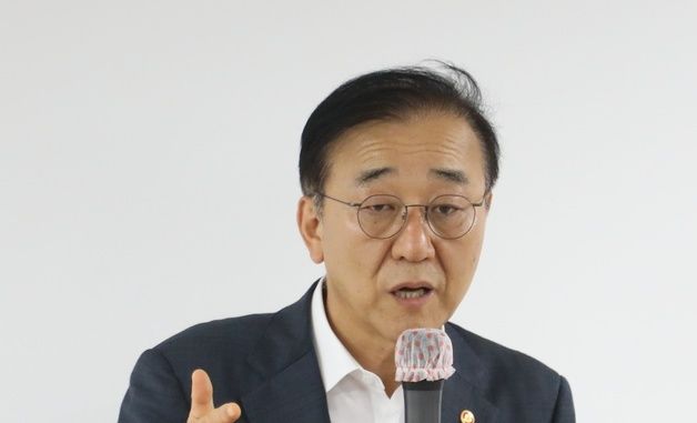 브리핑하는 김윤덕 장관