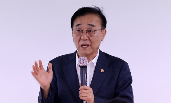 브리핑 하는 김윤덕 장관