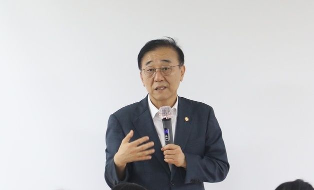 질의에 답변하는 김윤덕 국토부 장관