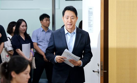 브리핑룸으로 들어서는 오세훈 서울시장