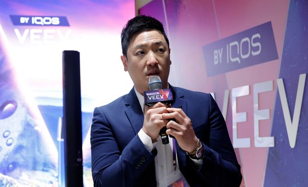 액상형 전자담배 '비브'  소개하는 김태형 상무