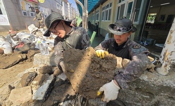 '수해 흔적을 지우기 위해'