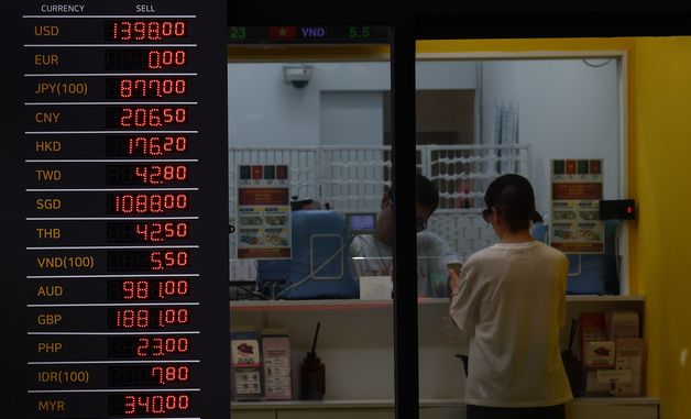 10개월 만에 1400원 아래로 내려간 환율