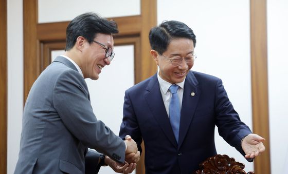 김민석 민주당 대표 안내하는 조정식 국회의장