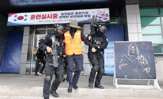 검거되는 테러범