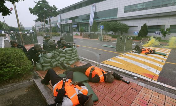 구치소에 테러 발생