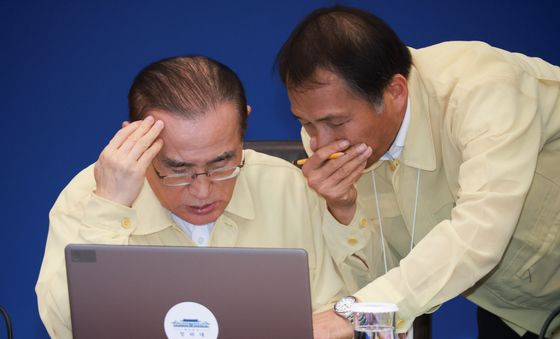 송기호 3차장과 대화하는 위성락 안보실장