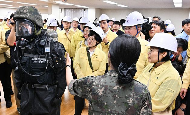 화생방 관련 방독면 설명 듣는 한성숙 총리