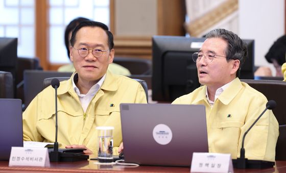 대화하는 김용범 정책실장과 한찬식 민정수석