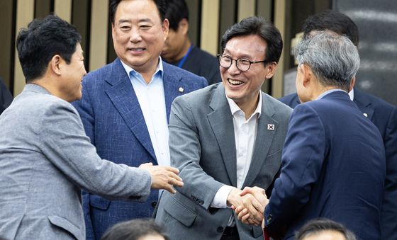 의원들과 인사 나누는 김민석 대표