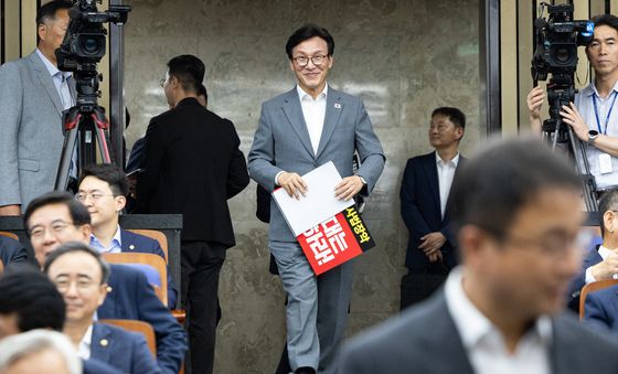 의원총회 들어서는 김민석 민주당 대표
