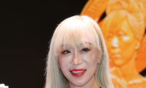 소프라노 조수미 '데뷔 40주년 기념메달 들고'
