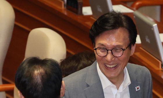 국민의힘 의원들과 인사하는 김민석 대표