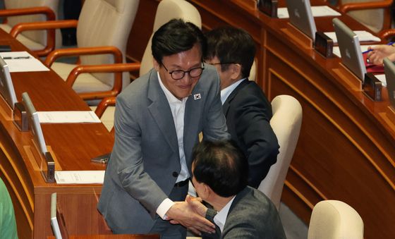 野 의원들과 인사 나누는 김민석 대표