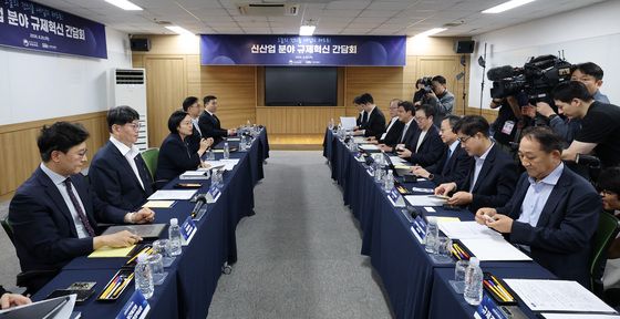 신산업 분야 규제 혁신 간담회 갖는 한성숙 총리