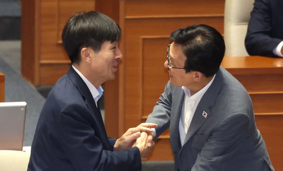 악수하는 김민석·한창민 대표
