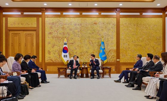 왕이 中외교부장 접견하는 이재명 대통령