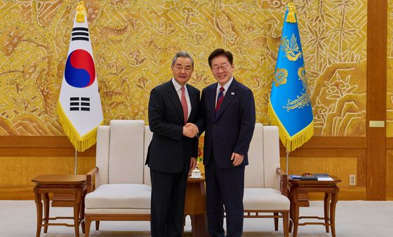 왕이 中외교부장 접견하는 이재명 대통령