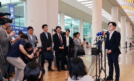 취재진 질문에 답하는 김정관 장관