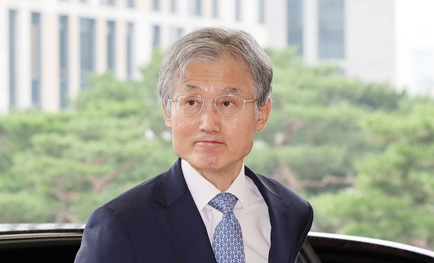 조희대 대법원장, '대법관 서면제청' 논란 속 출근