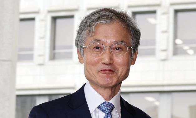 출근하는 조희대 대법원장