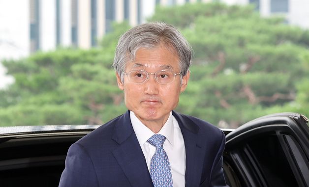 출근하는 조희대 대법원장