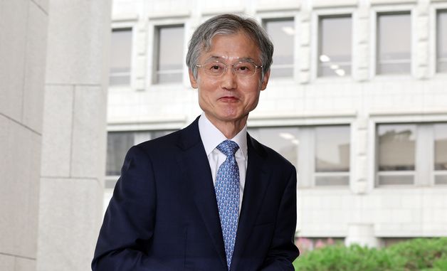 조희대 대법원장, '대법관 서면제청' 논란 속 출근