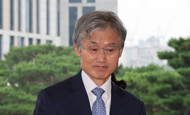 조희대 대법원장, '대법관 서면제청' 논란 속 출근