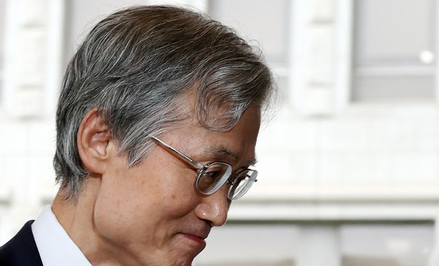 출근하는 조희대 대법원장