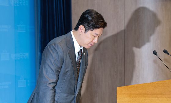 고개숙여 인사하는 진종오 의원