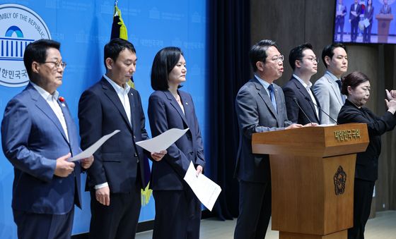 법사위 범여권 위원들, 조희대 대법원장 사퇴 촉구 기자회견