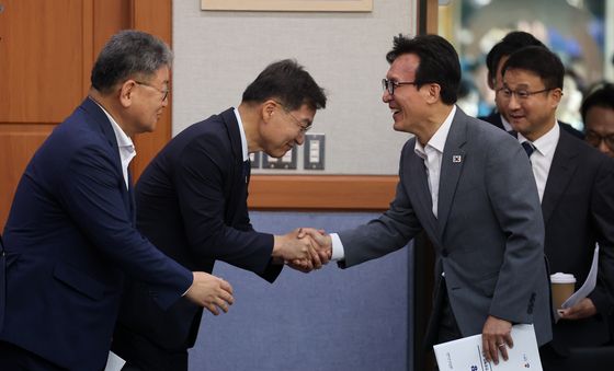 강릉 시장과 악수 나누는 김민석 대표