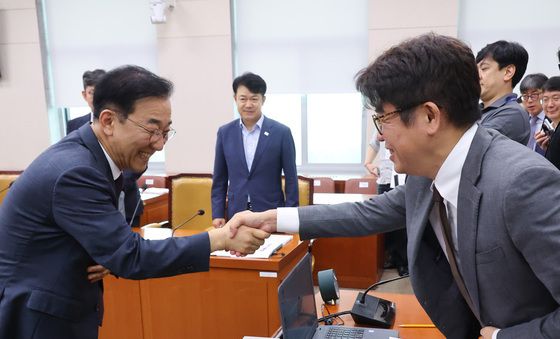 유의동 위원장과 인사하는 김윤덕 장관