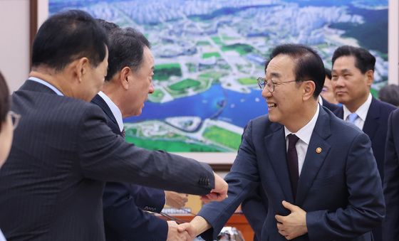 국민의힘 의원들과 대화하는 김윤덕 장관
