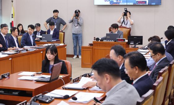 안건 의결하는 유의동 위원장