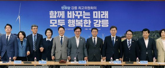 손 잡은 더불어민주당 지도부