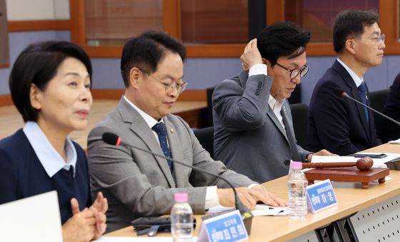최민희 최고위원 발언 듣는 김민석 대표