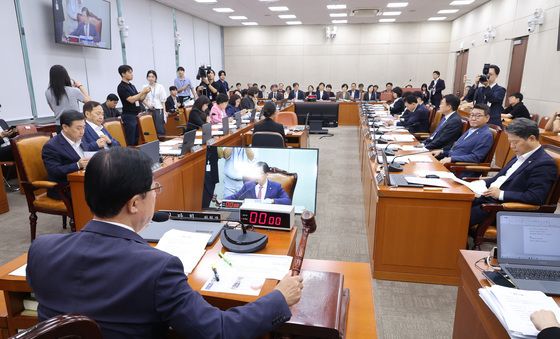 안건 의결하는 이만희 위원장