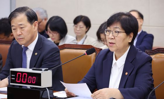 답변하는 정은경 장관