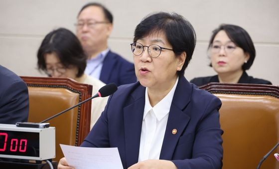 의원 질의 답변하는 정은경 장관