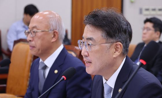 정성호 장관 불출석 관련 답변하는 이진수 차관