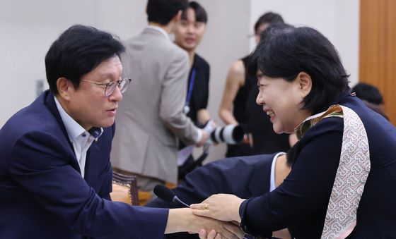 박형수 간사와 인사하는 서영교 위원장