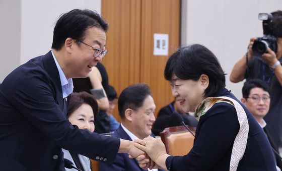 인사로 시작하는 법사위